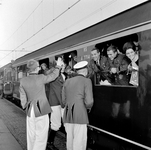 856622 Afbeelding van enkele gekostumeerde leden van het Rotterdams Studenten Corps op een van de perrons van het ...